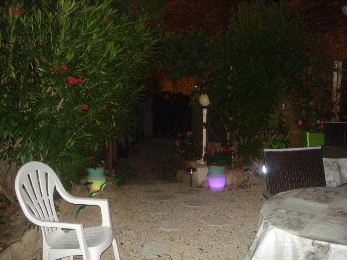 Locastillon Esterno foto